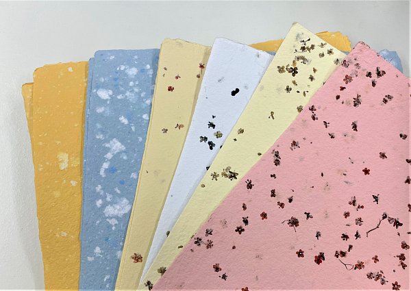 Papír ruční výroby květinové vzory.